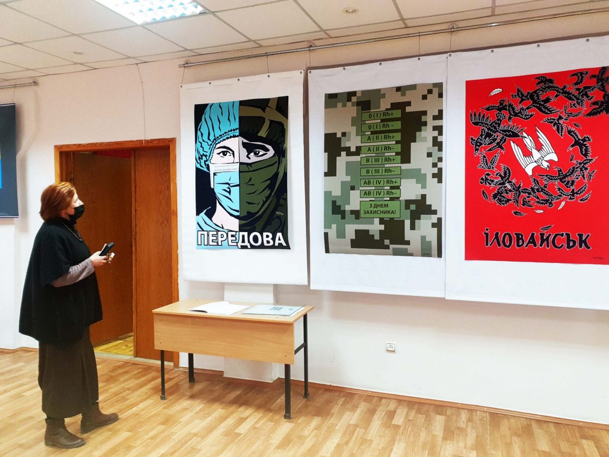 У Харкові відкрито виставку військових та патріотичних плакатів Нікіти Тітова