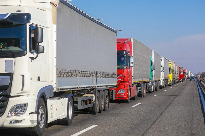 Польща з 1 червня не пропускатиме через кордон вантажівки із російськими та білоруськими номерами — RMF
