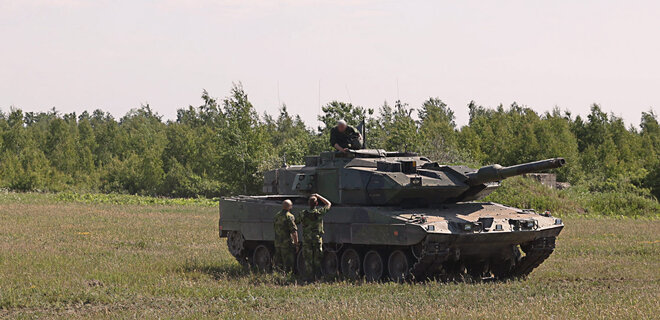 Швеція передала Україні 10 танків Strv122. З ними їдуть українські військові після навчань