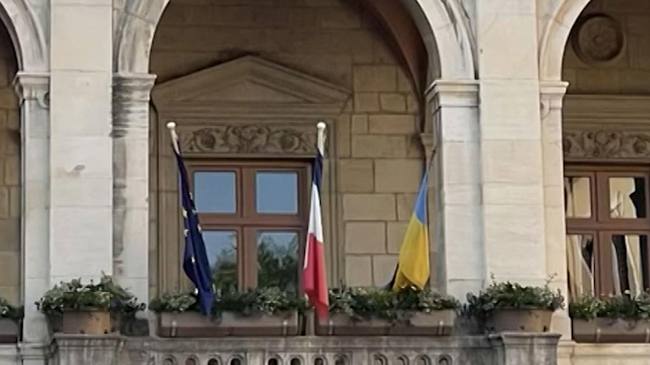 С мэрии французского города убрали флаг Украины после разговора Зеленского с Алиевым