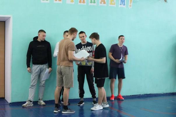 В Пермском крае 11-класснику вручили повестку прямо в школе — после празднования Дня призывника