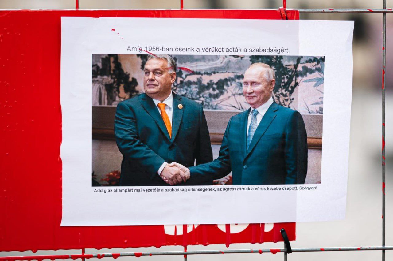 В Угорщині опозиційні депутати облили червоною фарбою паркан поблизу офісу Орбана