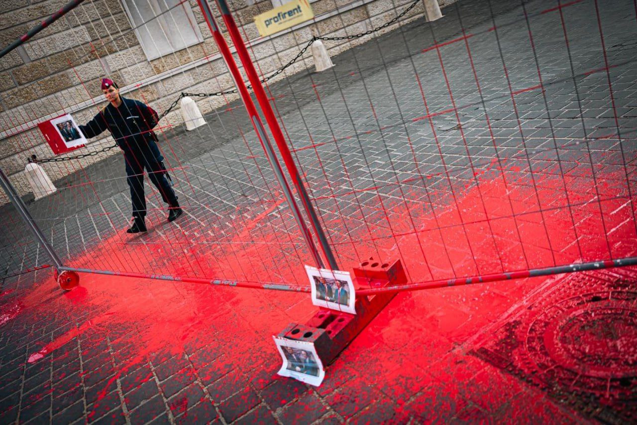 В Угорщині опозиційні депутати облили червоною фарбою паркан поблизу офісу Орбана