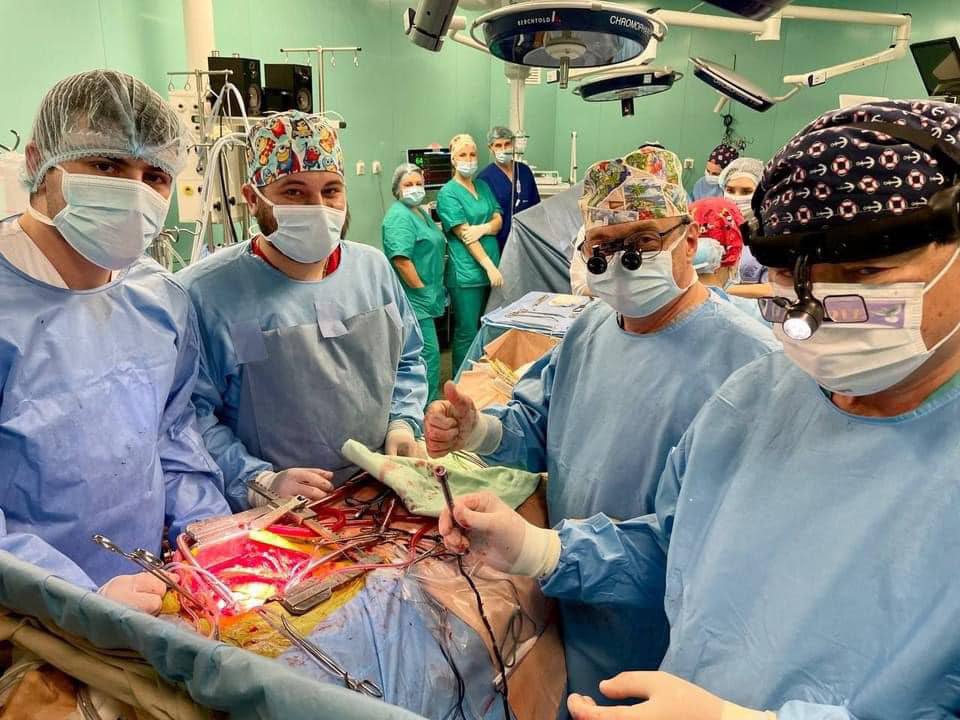 Українські лікарі успішно провели надскладну операцію – дістали металевий уламок із серця військового