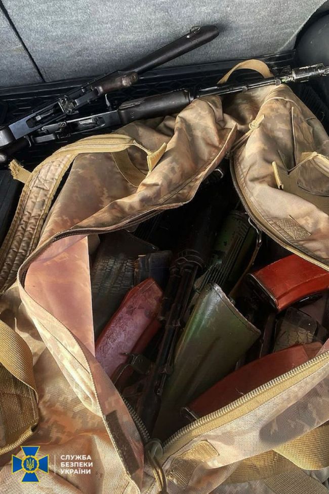 СБУ затримала на Донеччині двох ділків, які хотіли продати криміналітету «трофейну» російську зброю