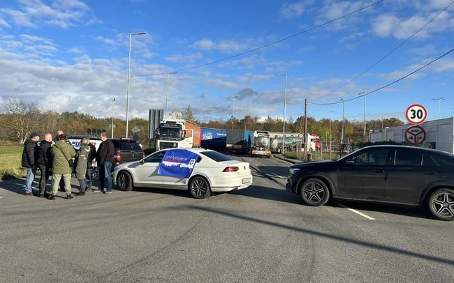 У Держприкордонслужбі повідомили, що на кордоні зі Словаччиною рух вантажівок наразі не блокується