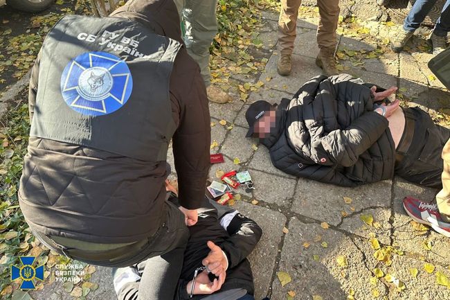 СБУ викрила на Одещині рекетирів, які видавали себе за правоохоронців і «обкладали даниною» ухилянтів