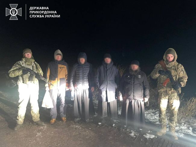 Біля кордону з Молдовою затримали трьох батюшок та ще одного чоловіка