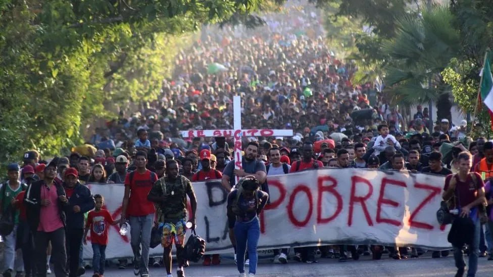 Близько 7 тисяч мігрантів з південної Мексики пішки йдуть до кордону з США.