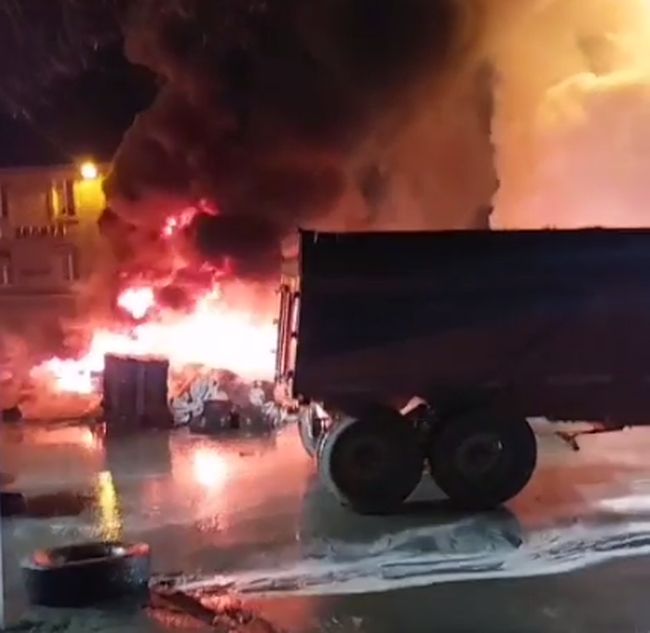 Протести у Франції: фермери палять шини, поливають гівном міста, трощать будівлі