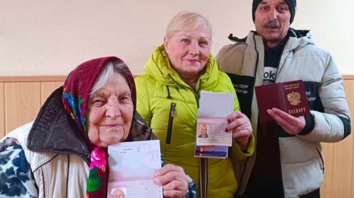 Окупанти вже роздають російські паспорти жителям Авдіївки