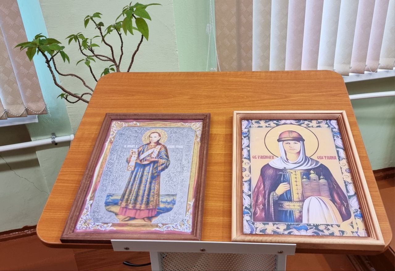 Пранк российских учителей - они поклонялись иконам «святых Светланы и Степана»