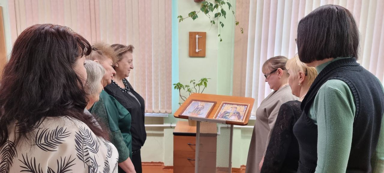 Пранк российских учителей - они поклонялись иконам «святых Светланы и Степана»