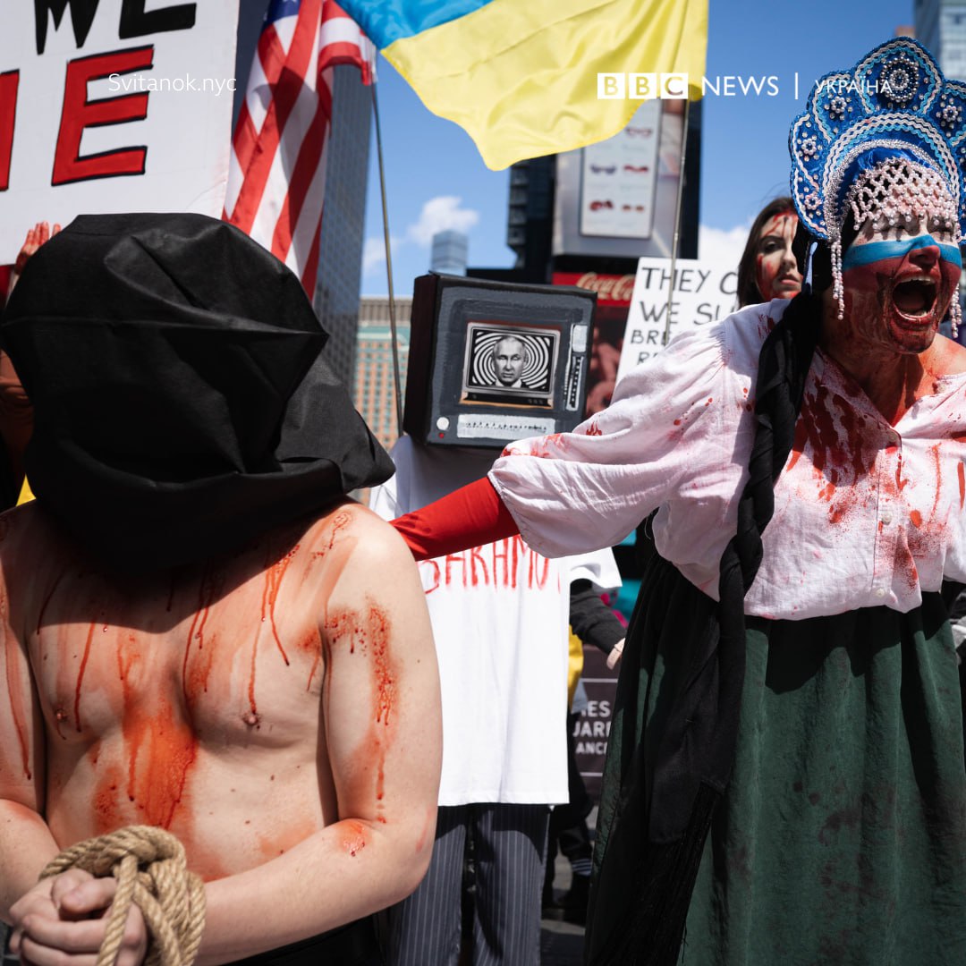 Українські активісти мітингували проти російської пропаганди у центрі Нью-Йорку