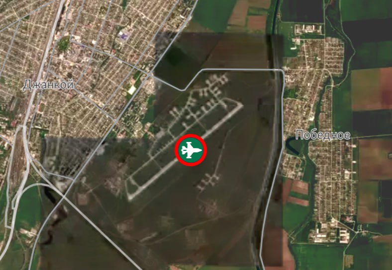 В Джанкое в Крыму после серии взрывов возник пожар на военном аэродроме