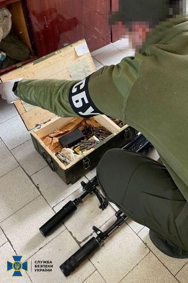 СБУ і Нацполіція затримали «чорних зброярів», які намагались продати криміналітету трофейні гранатомети та вибухівку