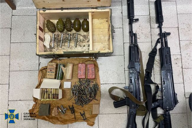 СБУ і Нацполіція затримали «чорних зброярів», які намагались продати криміналітету трофейні гранатомети та вибухівку
