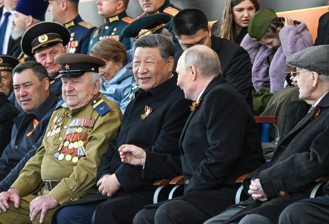 9 мая. Император Си провел смотр лояльных войск