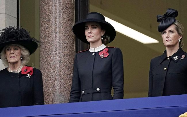 Королевский выход: Кейт Миддлтон в платье-мундире и модной шляпке на торжественной церемонии