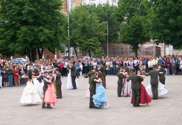 Венский вальс на площади Свободы