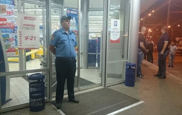 В центре города полицейские оцепили популярный супермаркет 