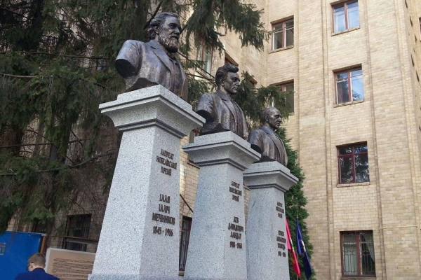 Возле университета Каразина открыли памятник нобелевским лауреатам