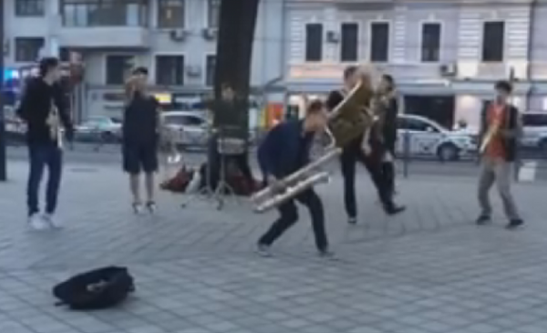 Сети в восторге от видео драйвового выступления уличных музыкантов в Харькове