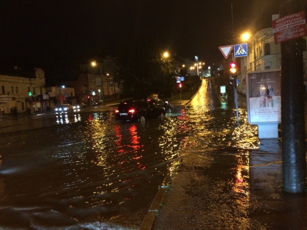 По затопленным улицам Харькова вчера вплавь пробирались автомобили 
