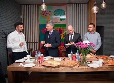 Посол США в Украине провел встречу с генеральным директором Dominos Pizza 