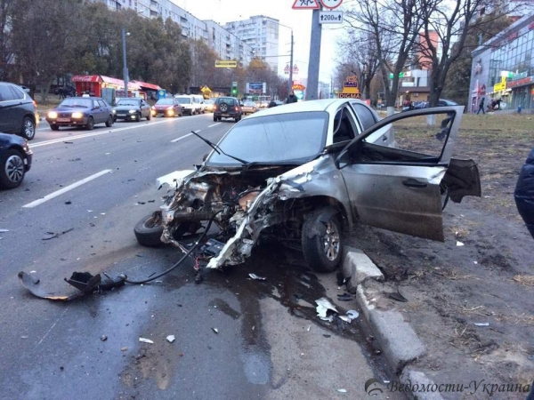 Столкновение двух авто в Харькове. Машину разорвало на детали (Фото)