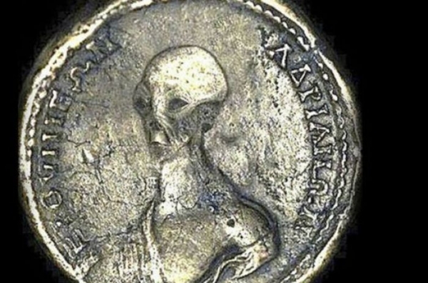 Шокирующая находка: археологи обнаружили монету, на которой изображены пришелец и НЛО