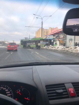 В Харькове автобус с пассажирами влетел в магазин