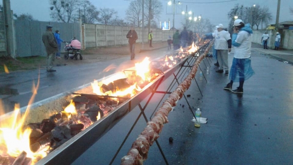 У Житомирі приготували найдовший в Україні шашлик на мангалі