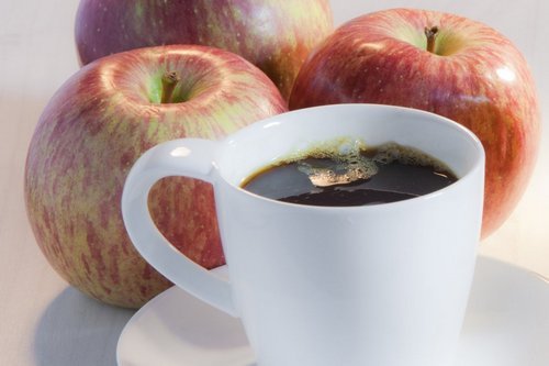 Яблоко помогает проснуться лучше, чем кофе
