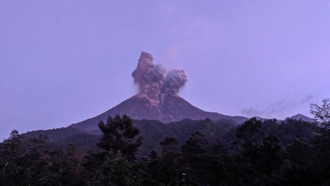 Столп пепла на 6 тысяч метров в высоту. В Индонезии проснулся самый активный вулкан страны