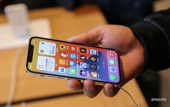 В Apple рассказали, кому опасно пользоваться iPhone 12 и аксессуарами MagSafe