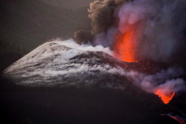 Обвал кратера та величезні брили лави, – виверження на Канарах