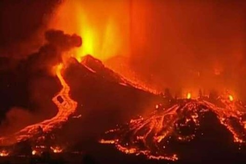 Стихия бушует: вулкан на Канарах начал фонтанировать