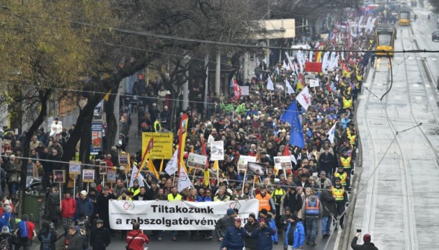 Профсоюзы Венгрии угрожают всеобщей забастовкой против рабских законов