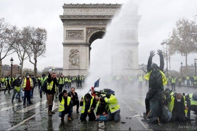 Протести жовтих жилетів у Франції: 34 особи затримано