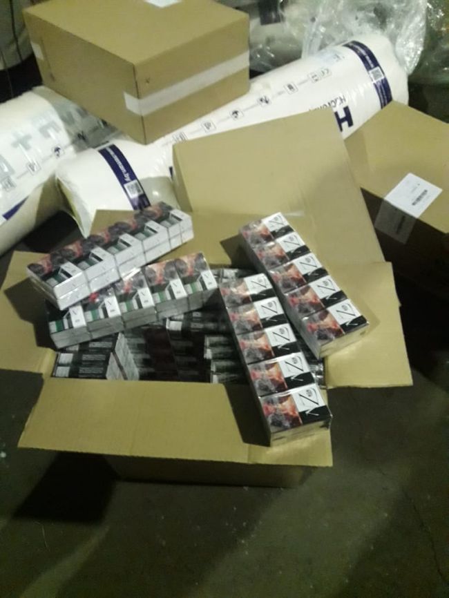 У вантажівці, що рухалась з Білорусі, прикордонники під мінеральною ватою виявили 120 ящиків сигарет (ВІДЕО)