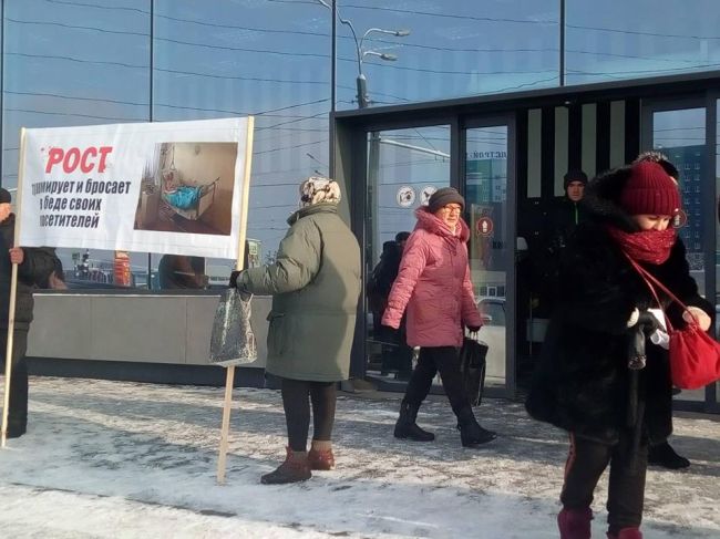 В харьковском супермаркете травмировалась женщина – граждане вышли на акцию протеста (фото)
