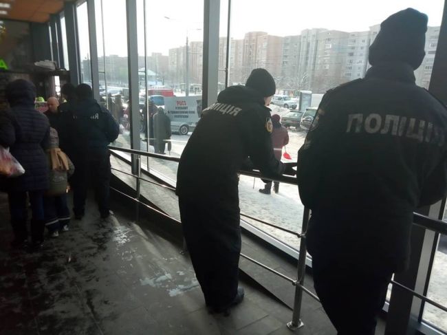В харьковском супермаркете травмировалась женщина – граждане вышли на акцию протеста (фото)
