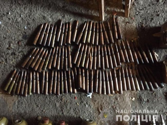 Полиция обнаружила в Донецкой области большой арсенал оружия и боеприпасов: ФОТО
