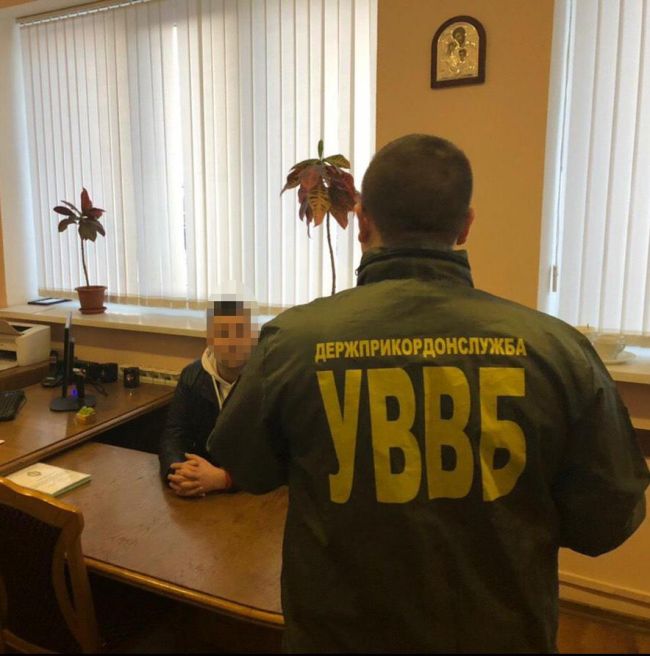 Двоє іноземців та українець намагалися дати хабарі на кордоні та в КПВВ