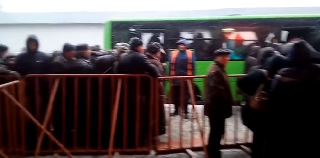 Ежедневно рвутся к фашистам и карателям: опубликовано показательное видео очередей автовокзала оккупированного Луганска