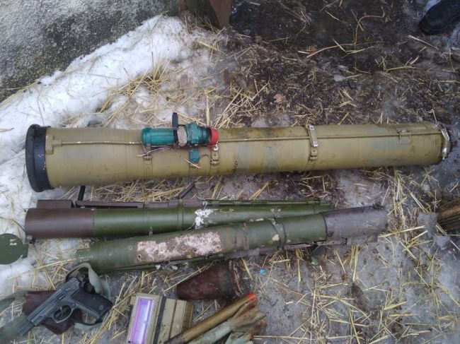 На Донеччині прикордонники зі складу Обєднаних сил викрили сховок зі зброєю та боєприпасами