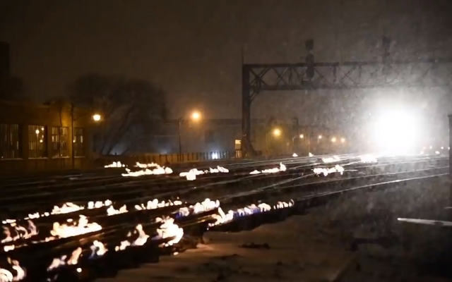 В Чикаго из-за минусовых температур подожгли железную дорогу (ВИДЕО)