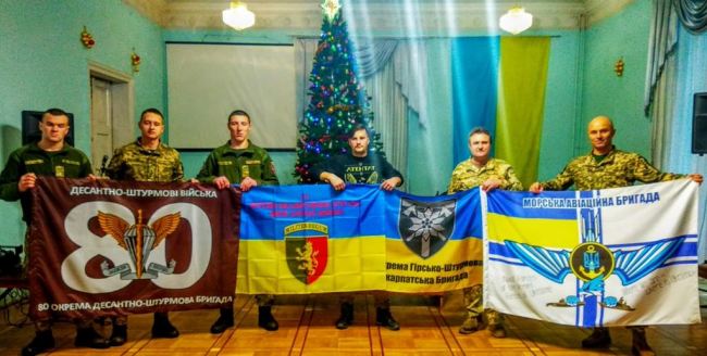 Прапори українських бойових частин замайоріли на скелях біля протоки, де зустрічаються води Тихого та Атлантичного океанів