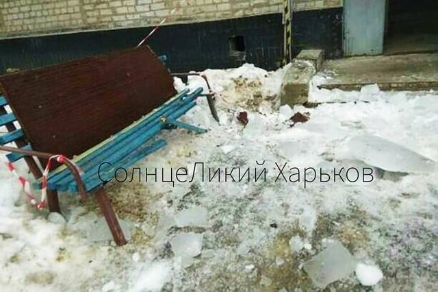 В Харькове глыбы льда уничтожили лавочки (ФОТО)